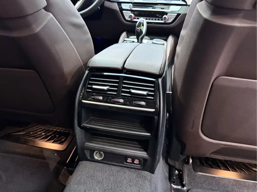 BMW 5 Series New Energy 2019 — фото 20