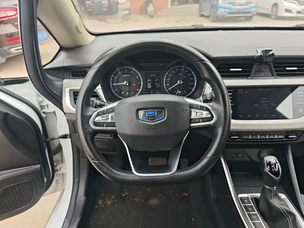 Geely Vision X3 2020 — фото 11