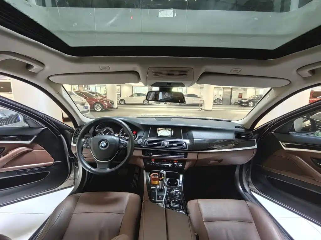 BMW 5 Series 2017 — фото 10