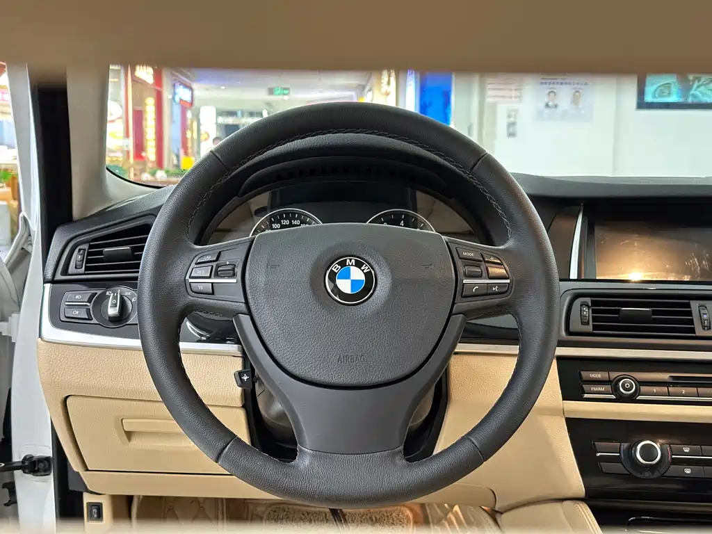 BMW 5 Series 2015 — фото 15