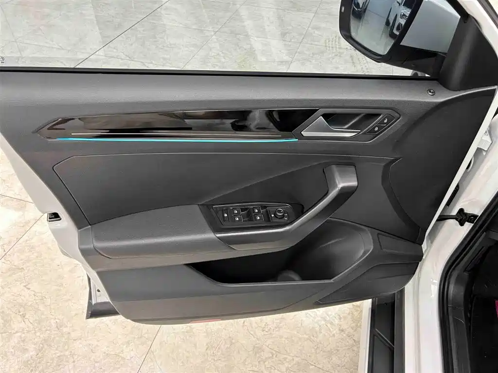 Volkswagen T-Roc 2023 — фото 10
