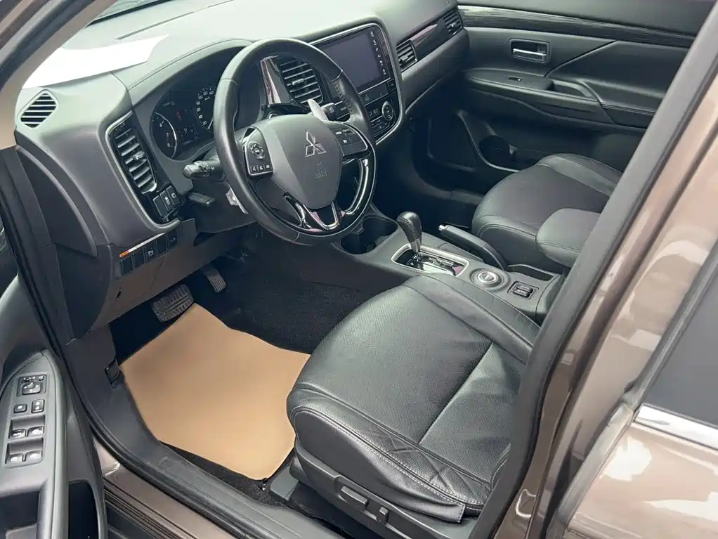 Mitsubishi Outlander 2017 — фото 13
