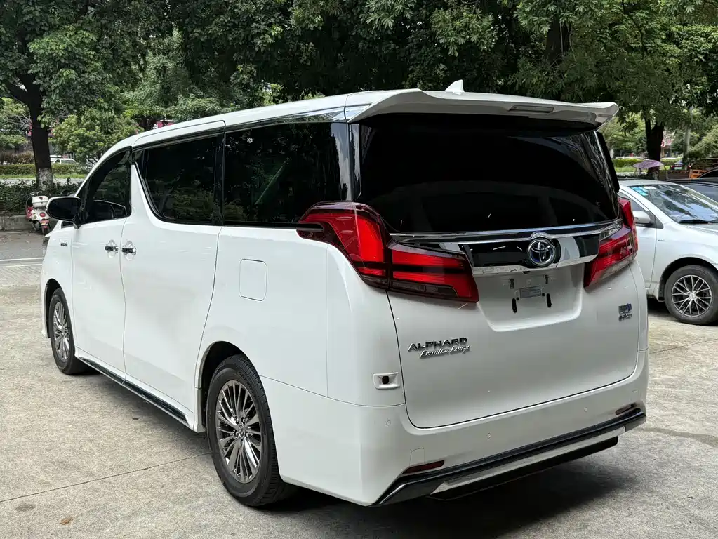 Toyota Alphard 2022 — фото 18