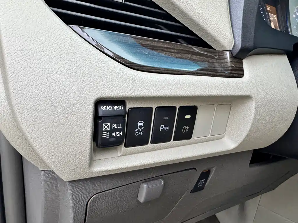Toyota Sienna 2017 — фото 10