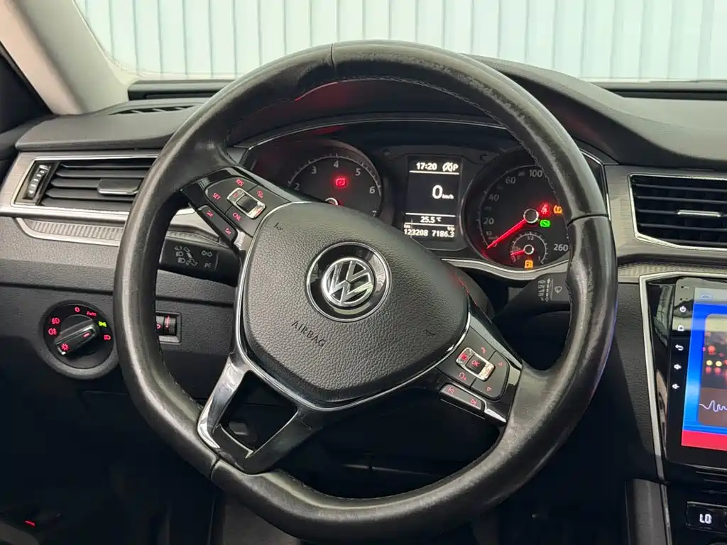 Volkswagen Passat 2017 — фото 14