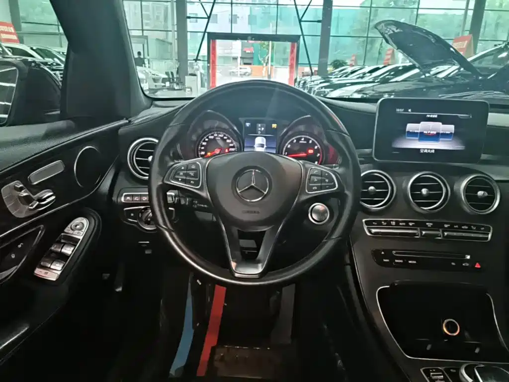 Mercedes-Benz GLC 2018 — фото 11