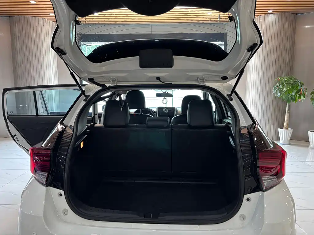 Toyota Yaris L 2023 — фото 11