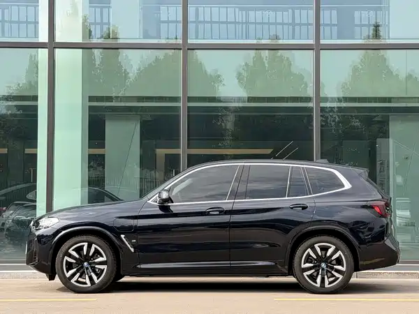 BMW iX3 2025