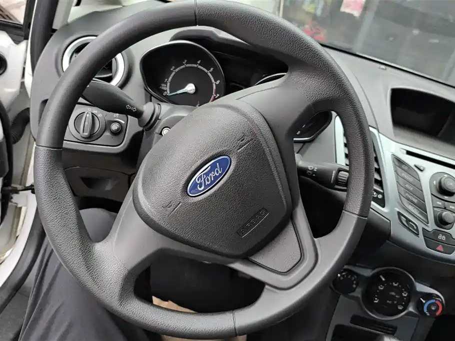 Ford Fiesta 2015 — фото 15