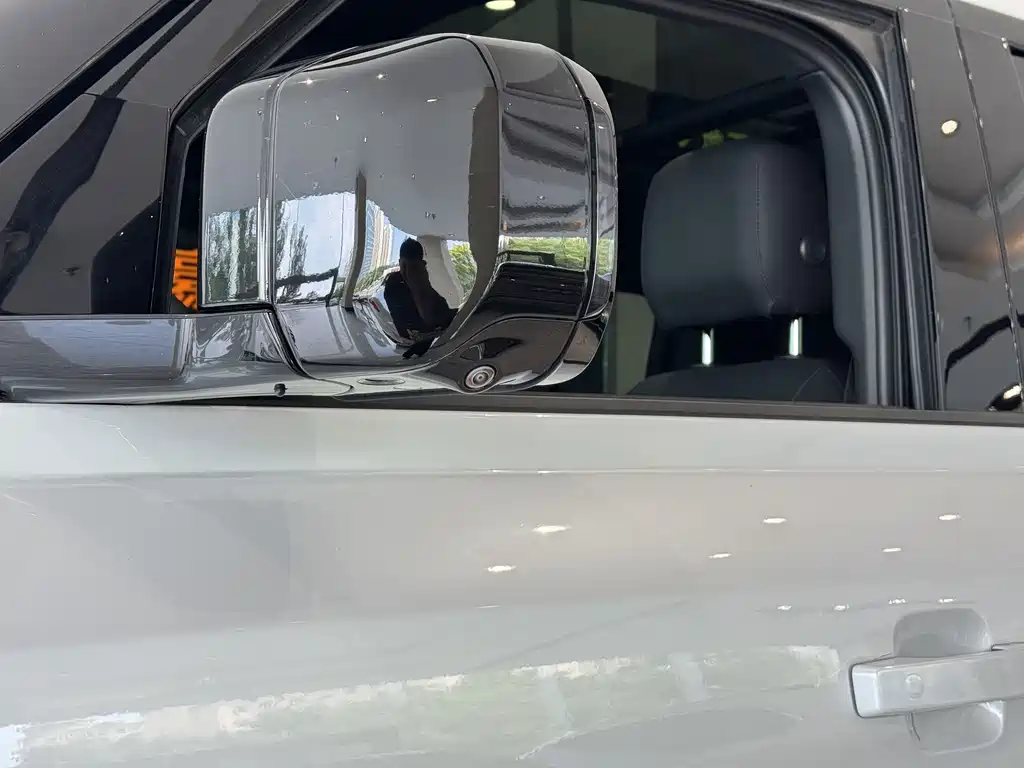 Land Rover Defender 2025