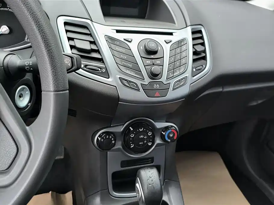 Ford Fiesta 2015 — фото 13