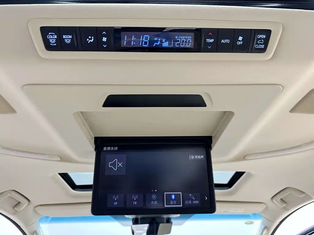 Toyota Alphard 2023 — фото 19
