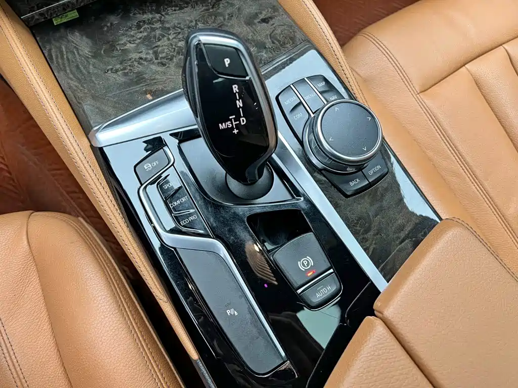 BMW 5 Series 2017 — фото 17