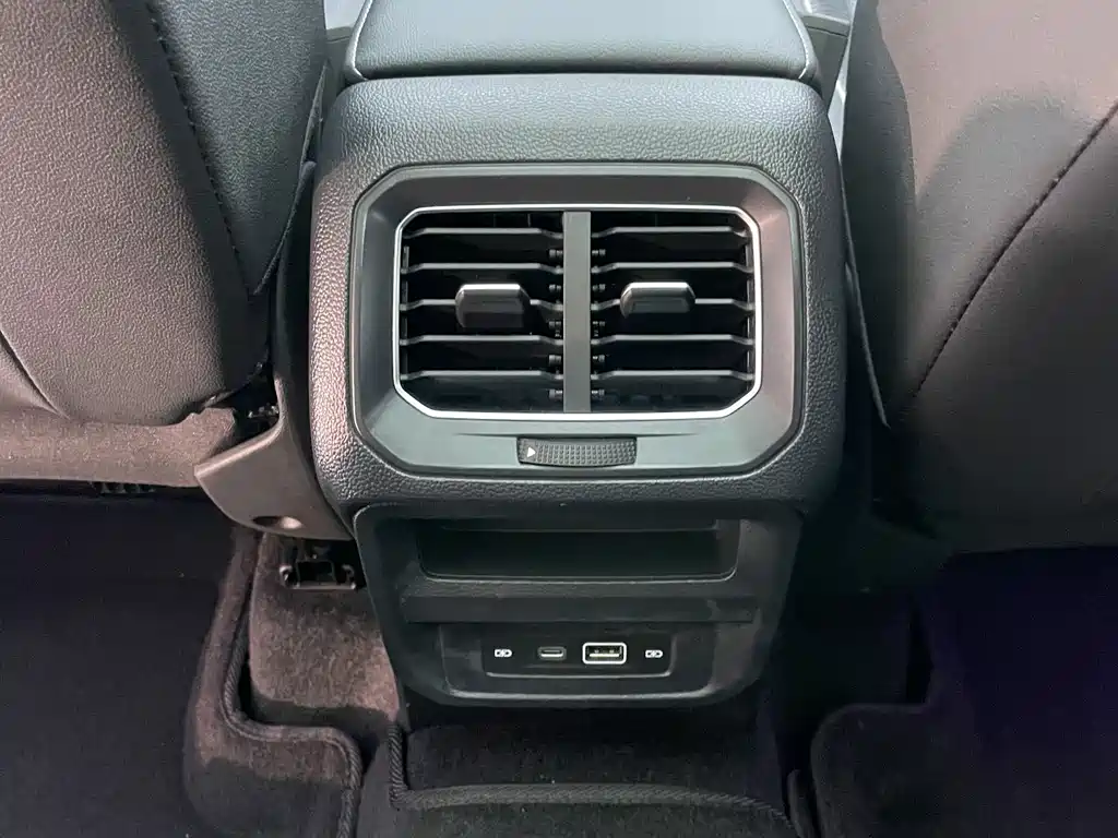 Volkswagen Tiguan L 2023 — фото 22