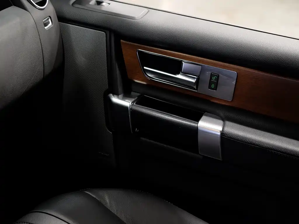 Land Rover Discovery 2016 — фото 23