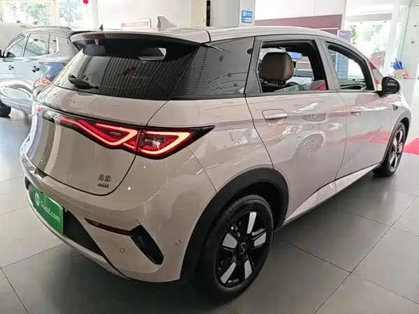 BYD Dolphin 2025