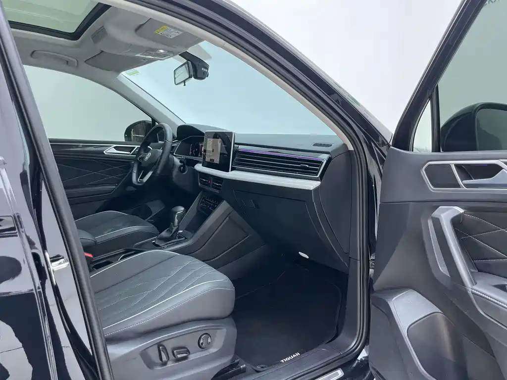 Volkswagen Tiguan L 2023 — фото 17
