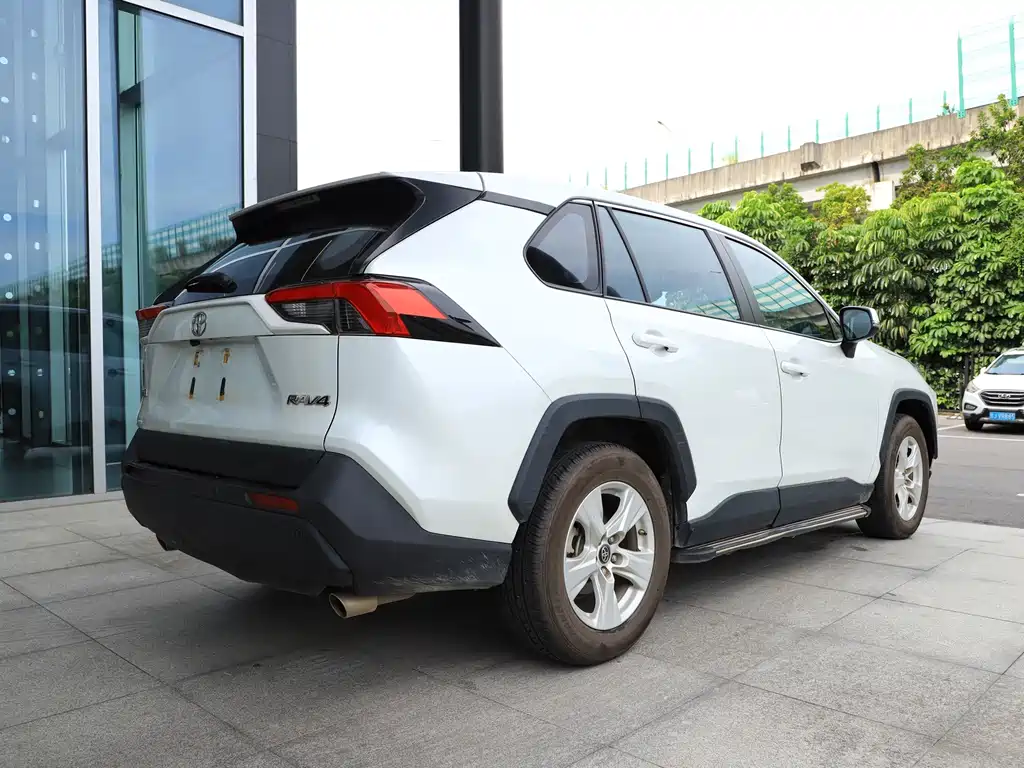 Toyota RAV4 2022 — фото 13