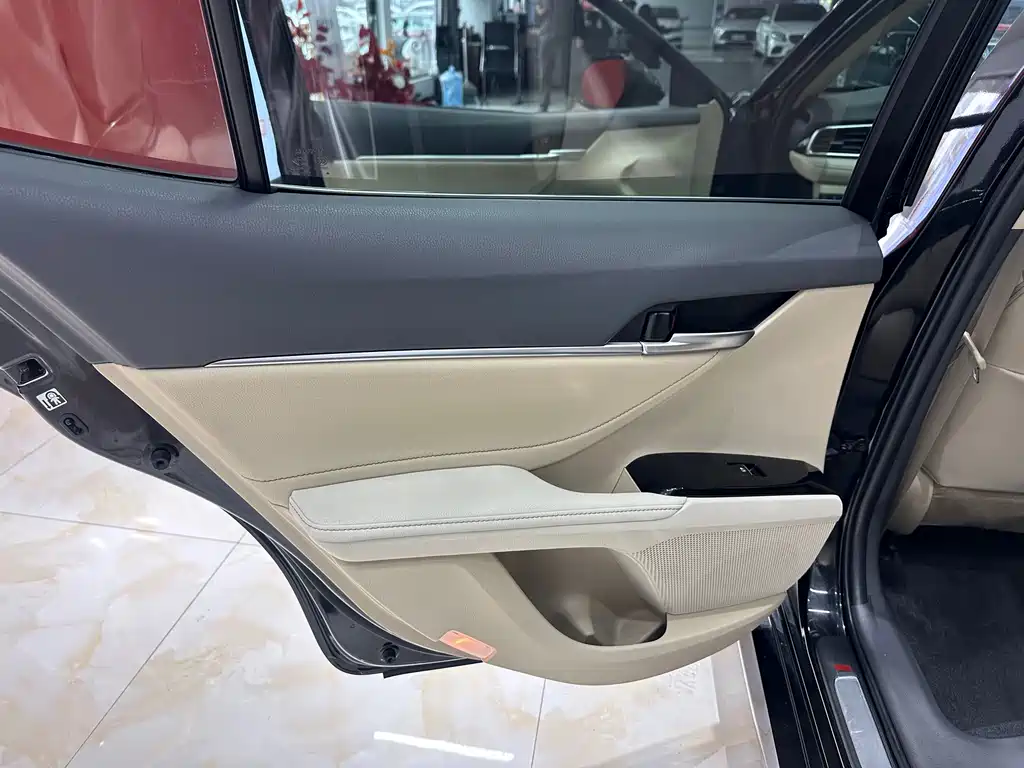 Toyota Camry 2019 — фото 17