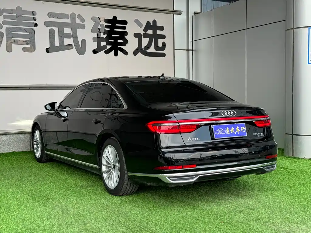 Audi A8 2022 — фото 15
