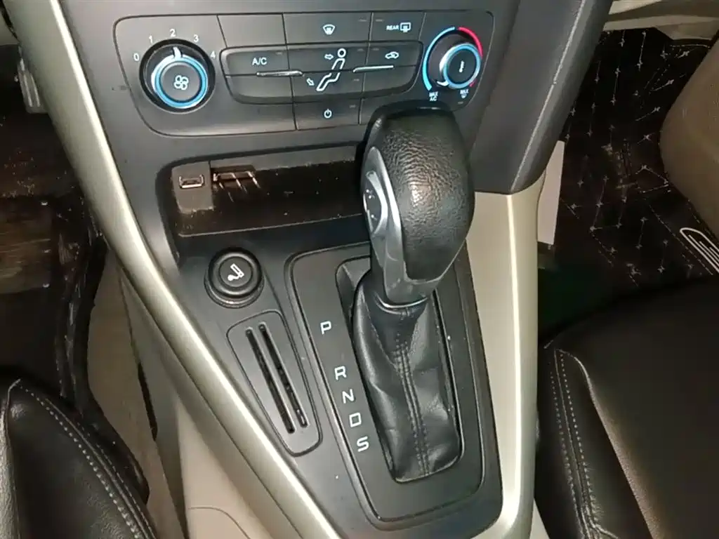 Ford Focus 2016 — фото 14