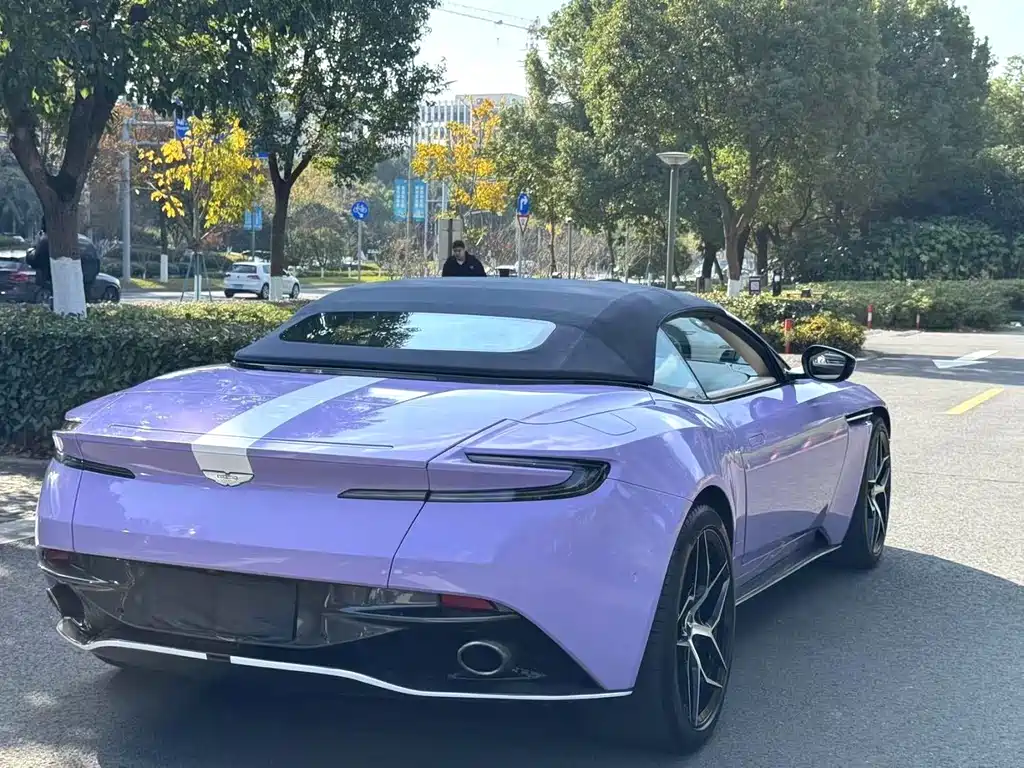 Aston Martin DB11 2018 — фото 13