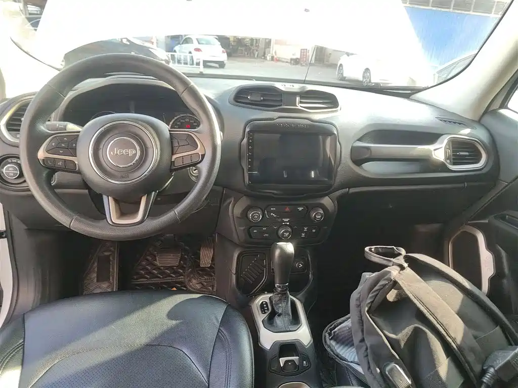 Jeep Renegade 2018 — фото 10