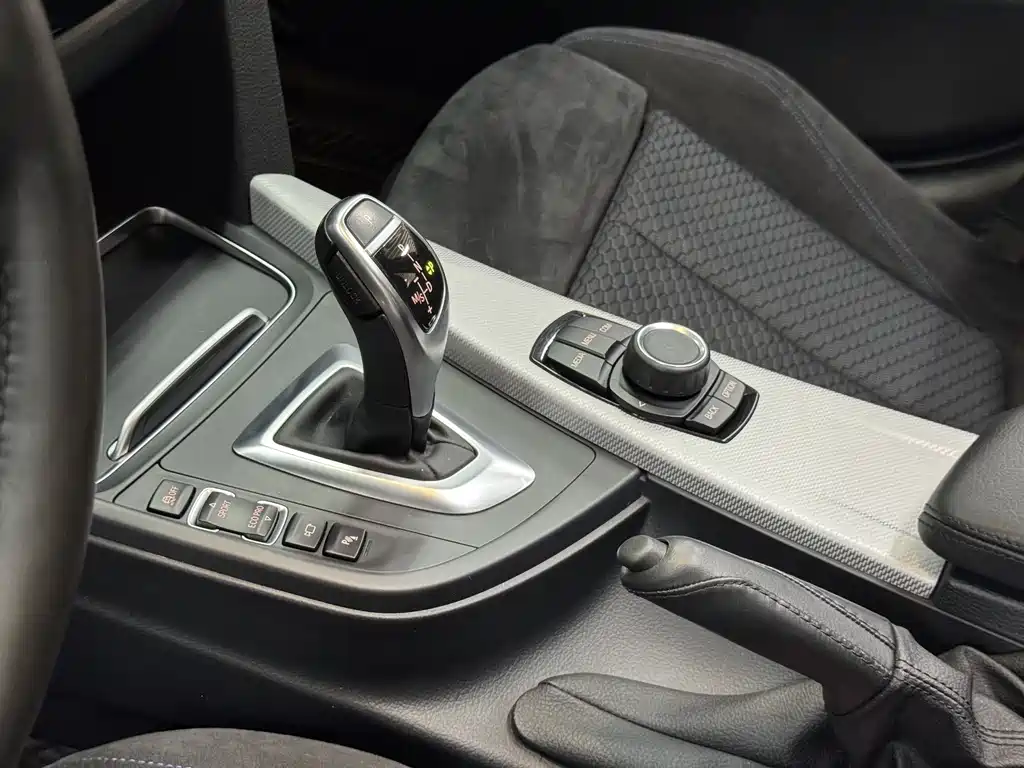 BMW 3 Series 2018 — фото 12