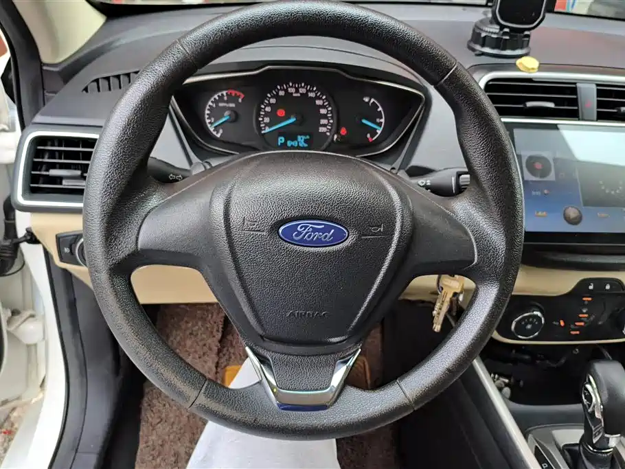 Ford Escort 2016 — фото 15