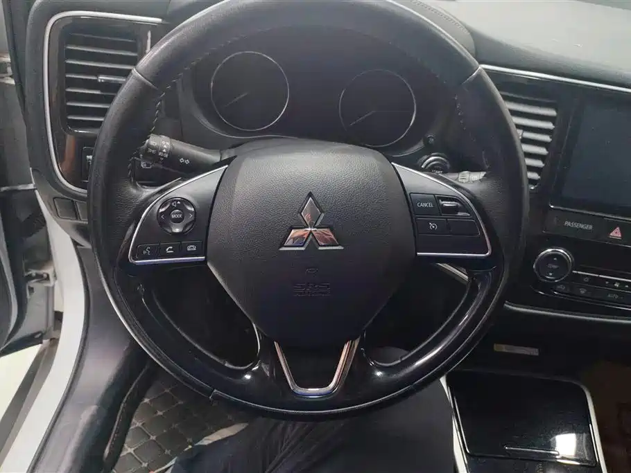 Mitsubishi Outlander 2020 — фото 15