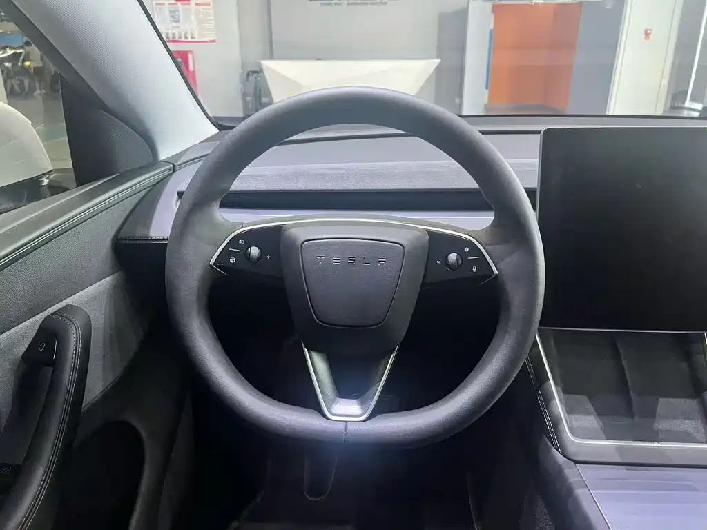 Tesla Model Y 2025 — фото 7