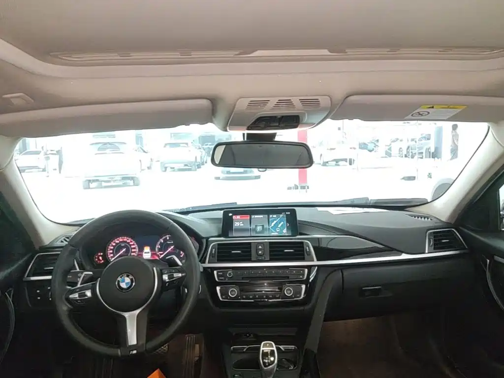 BMW 3 Series 2018 — фото 18