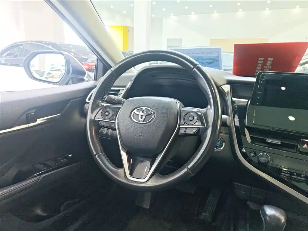 Toyota Camry 2023 — фото 3