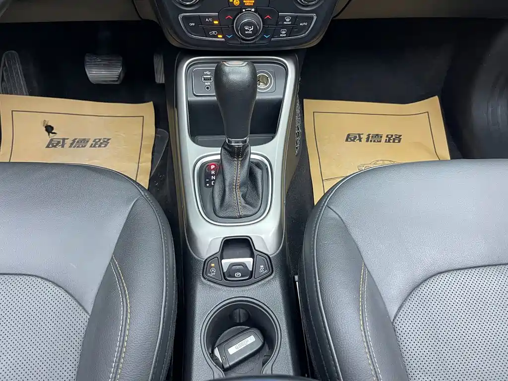 Jeep Compass 2018 — фото 24