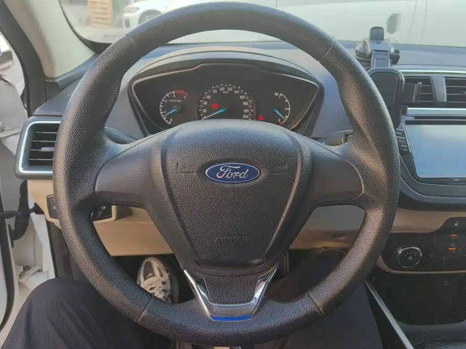 Ford Escort 2015 — фото 15
