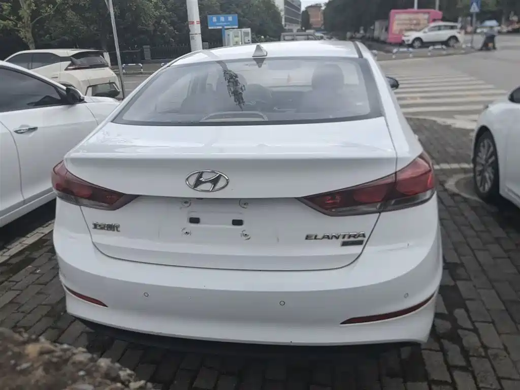 Hyundai Elantra 2016 — фото 6