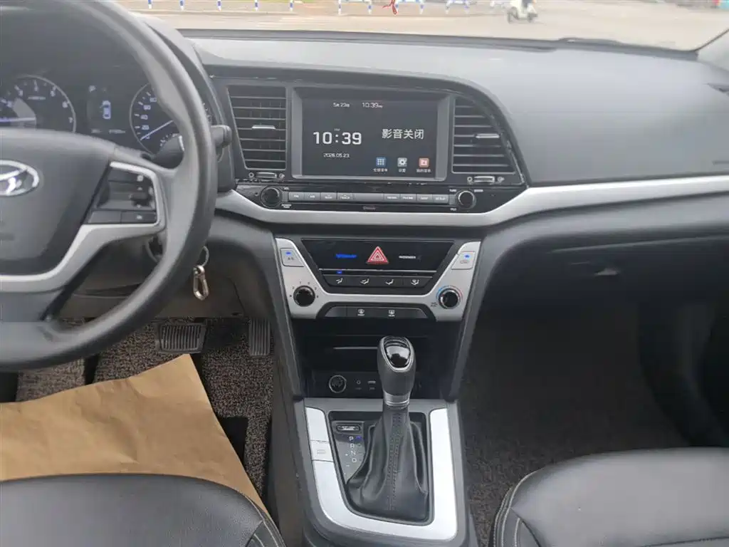 Hyundai Elantra 2016 — фото 13