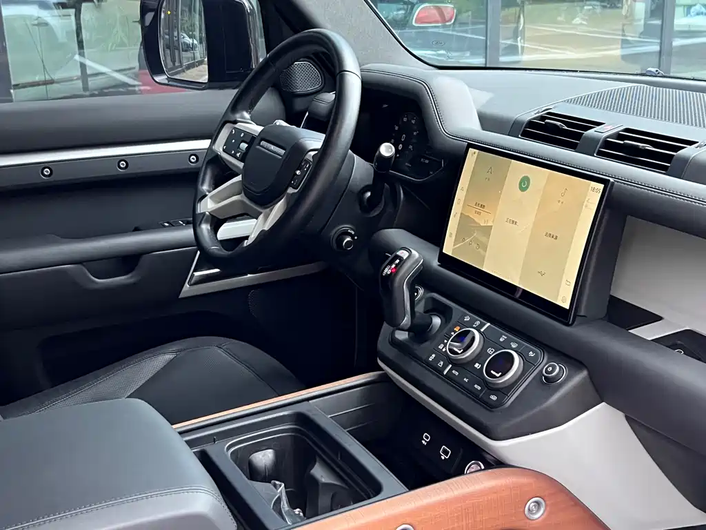 Land Rover Defender 2023 — фото 10