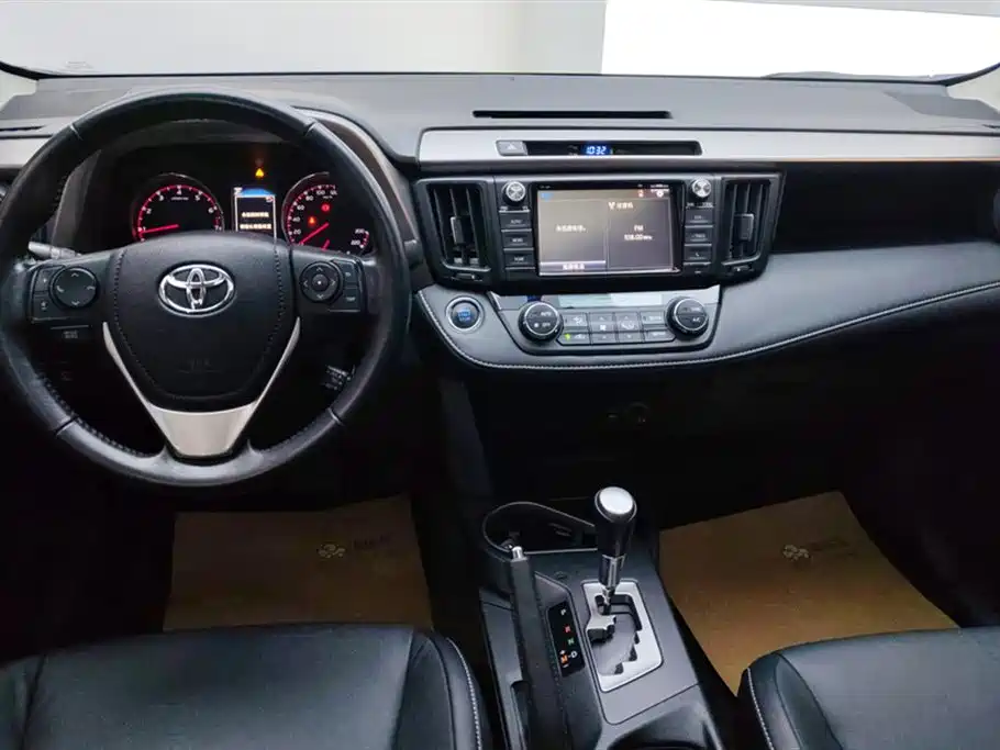 Toyota RAV4 2018 — фото 12