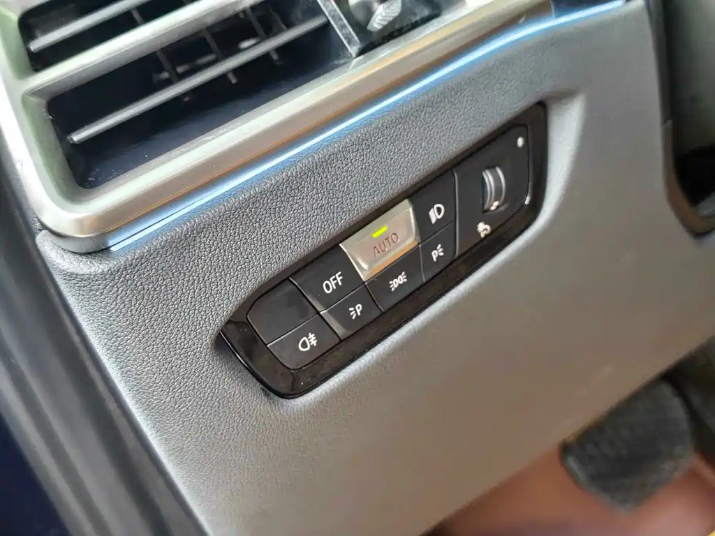 BMW 3 Series 2025 — фото 15