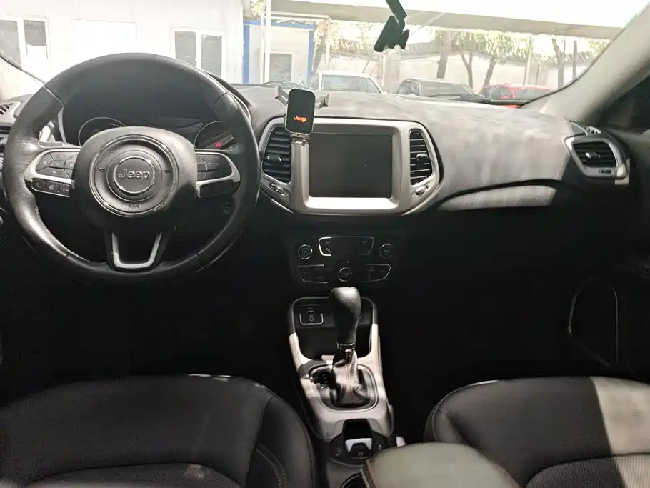 Jeep Compass 2018 — фото 12