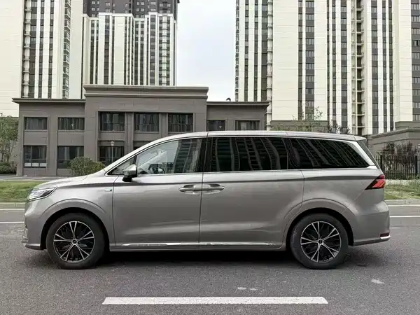 Roewe iMAX8 2023