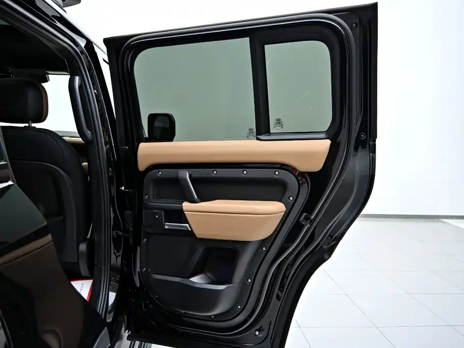 Land Rover Defender 2024 — фото 23