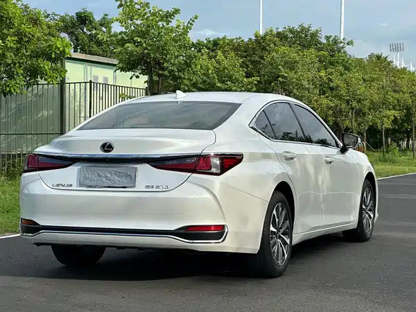 Lexus ES 2022