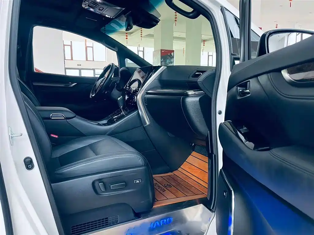 Toyota Vellfire 2022 — фото 10