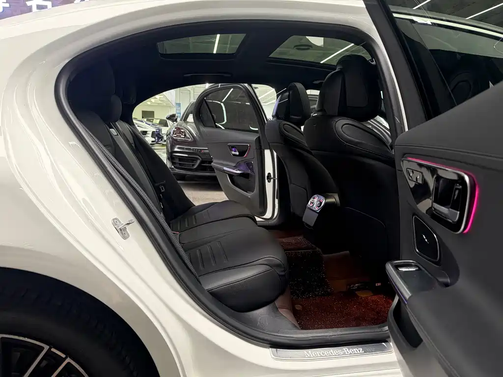 Mercedes-Benz C-Class 2025 — фото 15