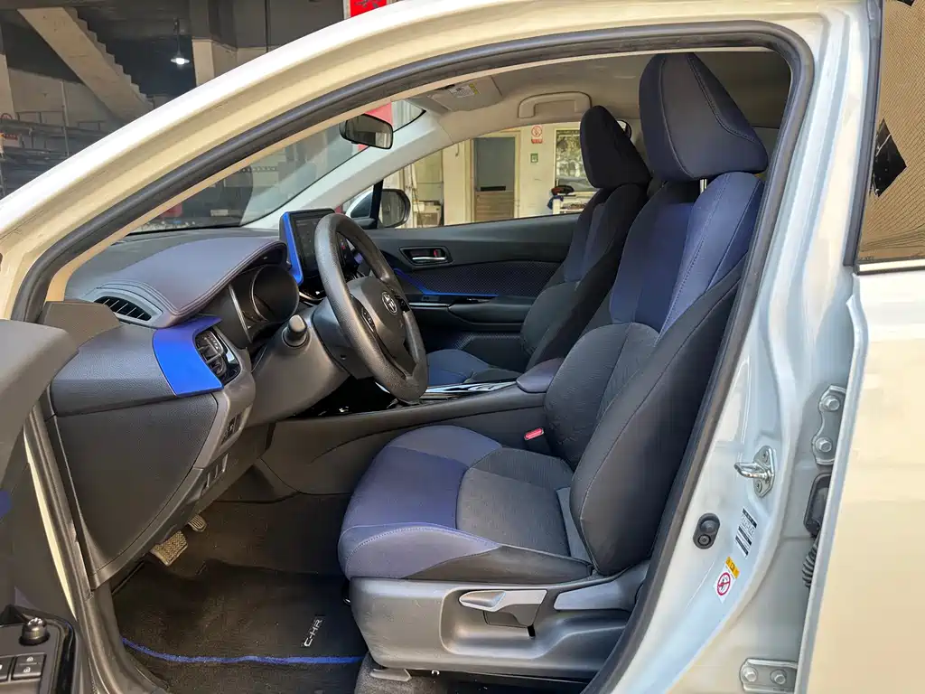 Toyota C-HR 2019 — фото 10