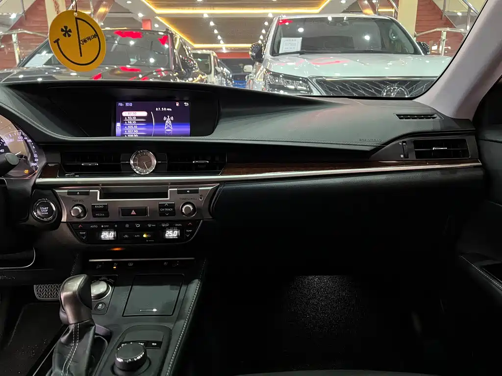 Lexus ES 2018 — фото 10