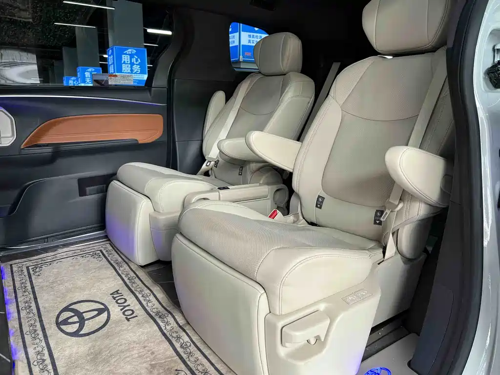 Toyota Sienna 2023 — фото 11