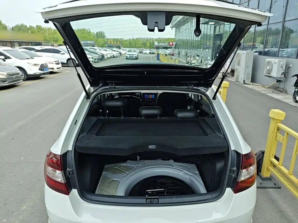 Skoda Rapid Spaceback 2015 — фото 19
